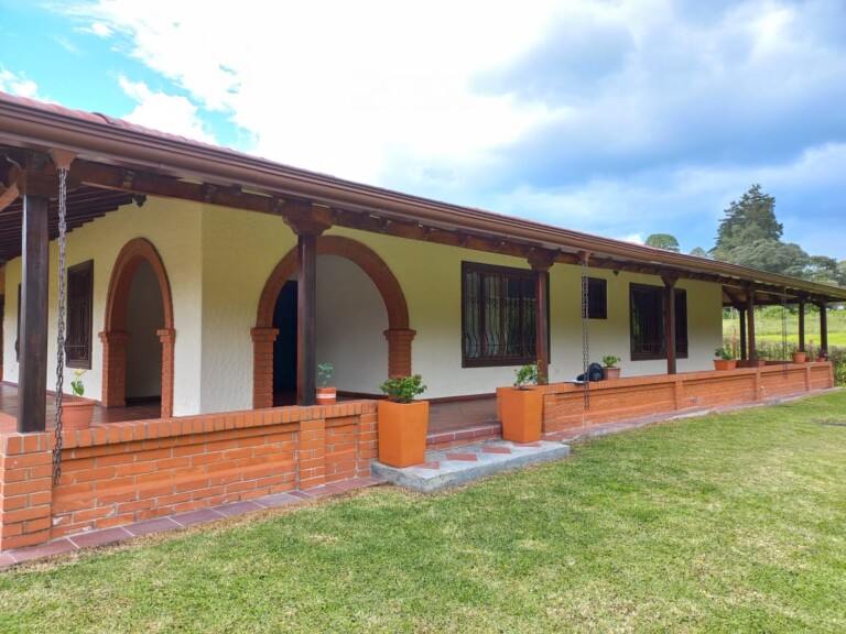 Casa campestre en CIRCASIA, AUTOPISTA DEL CAFE (Ref: 11941 )